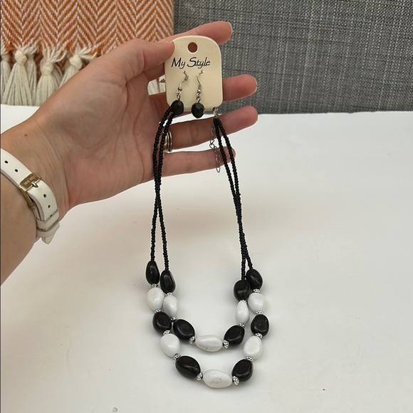 Elegant Black and White Beaded Necklace - Picture 2 of 9